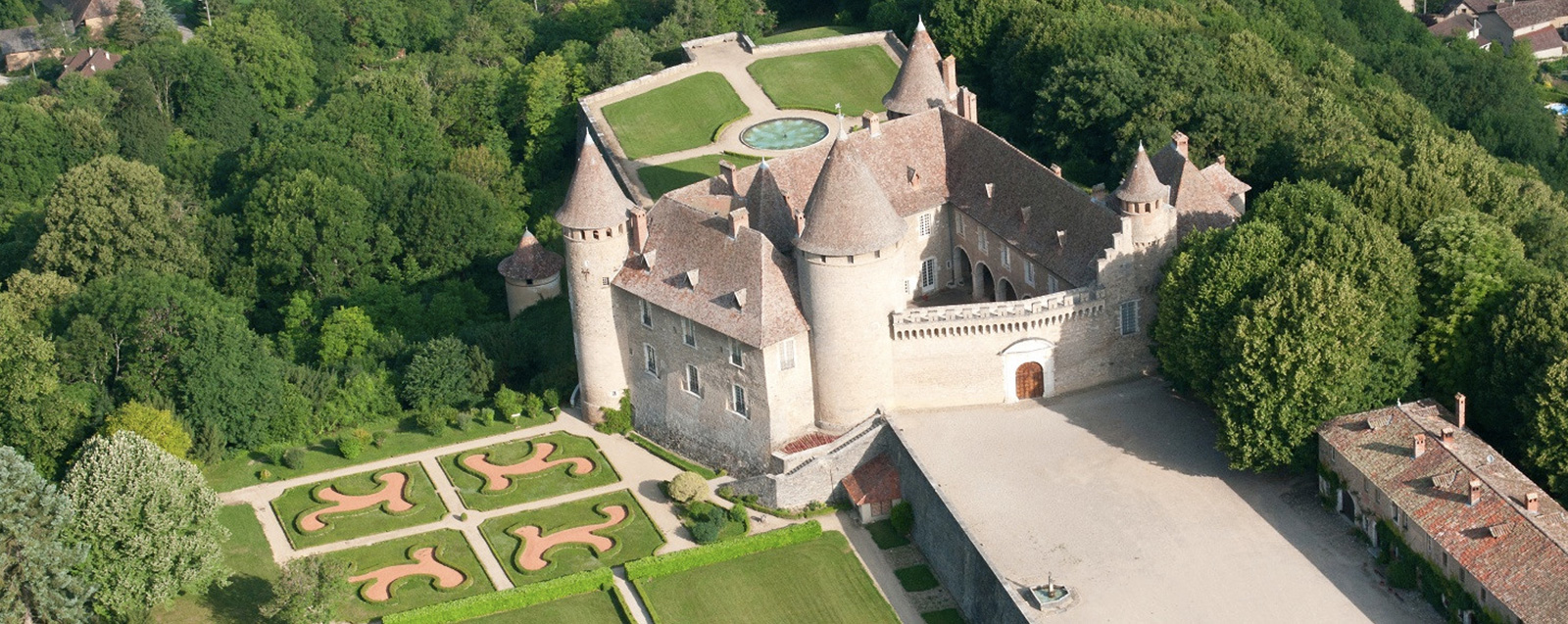Visites culturelles proche du chalet gite l e1780. Chateaux, citée médievale pour découverte du patrimoine de l'isère lors de vos vacances ou d'un week-end couple