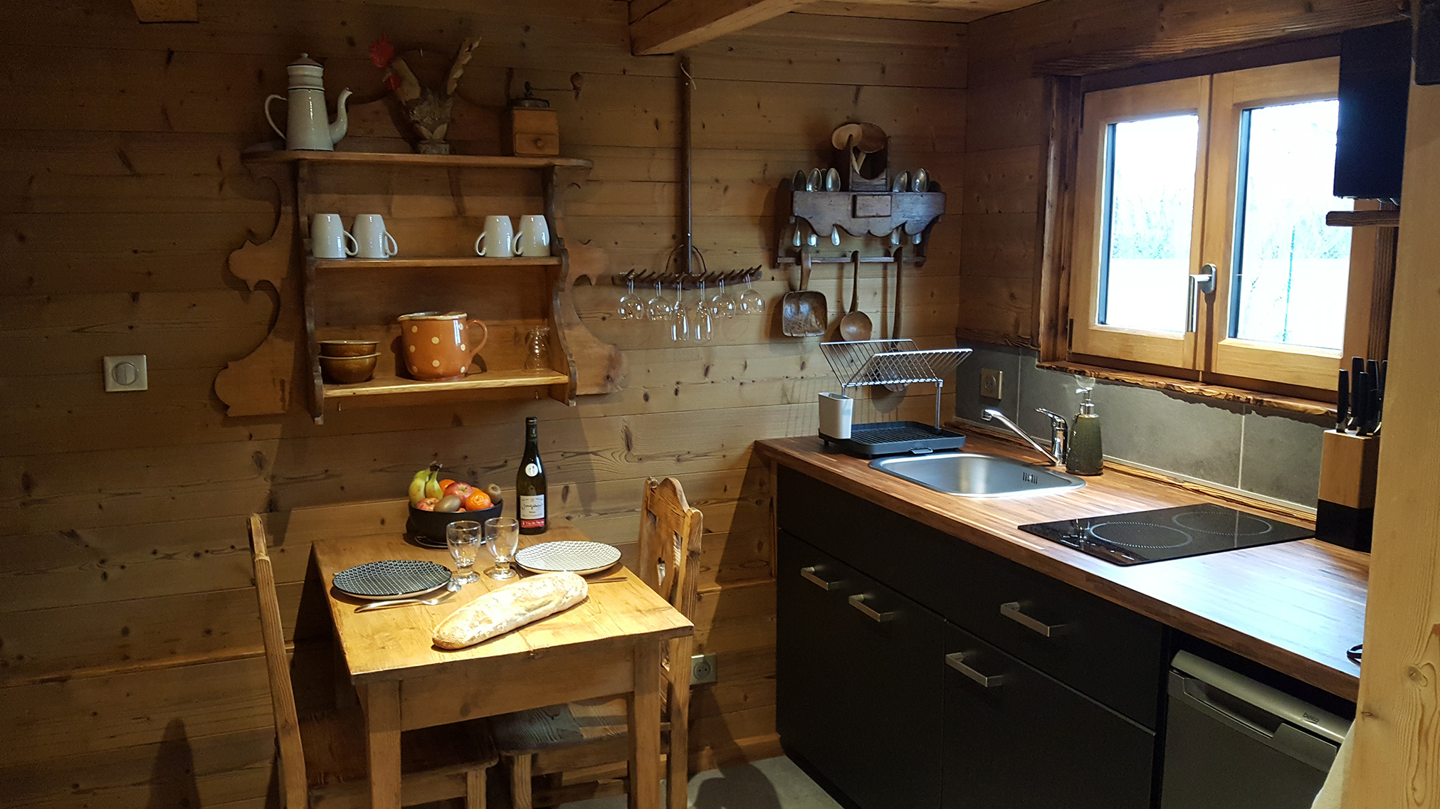Cuisine du chalet gite le 1780 tout équipée et décoré de manière typique. Idéal pour vos vacances en isère à la campagne proche de la montagne.