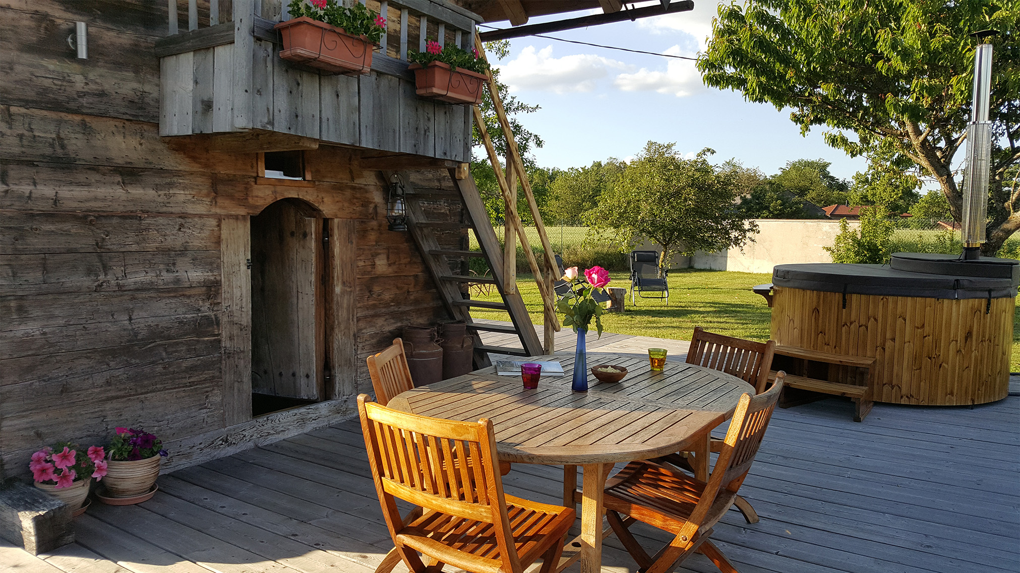 Terrasse du gite le 1780. Location pour vous détendre et passer des vacances ou un week-end couple. A la campagne proche montagne.
