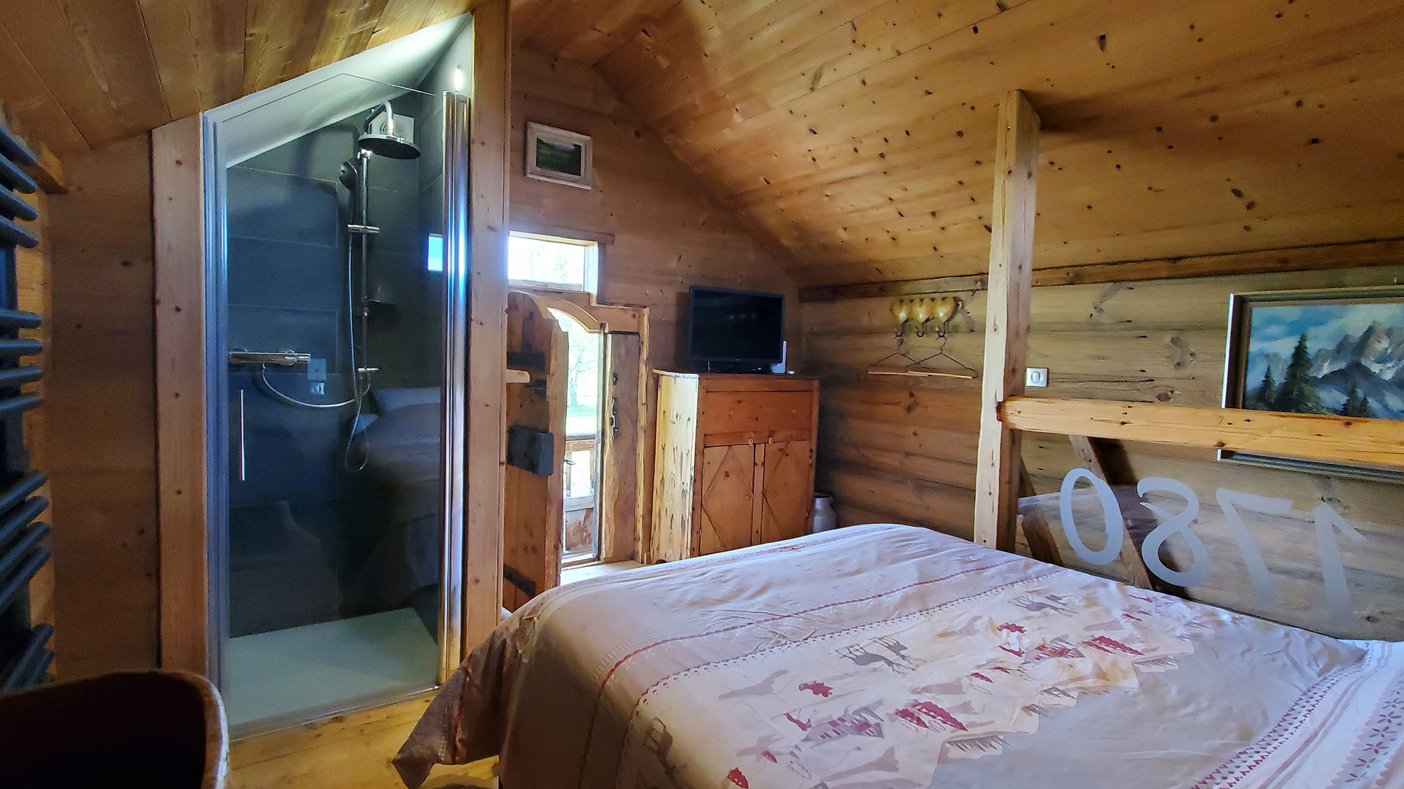 Chambre et douche du chalet gite le 1780. décoration typique du chalet montagnard location pour un week-end couple ou des vacances proche de la montagne.