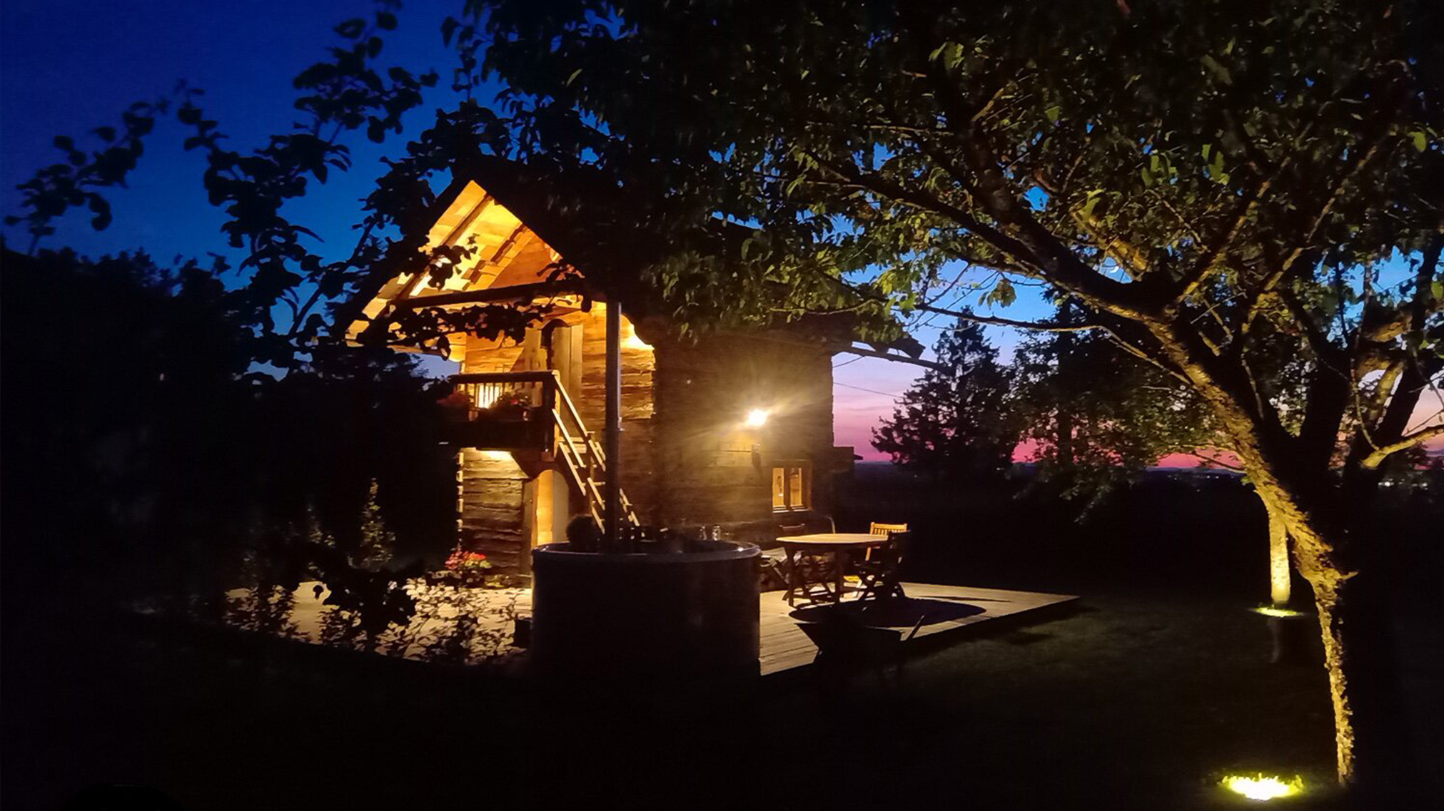 Romantique chalet gite le 1780 vue extérieure nuit. Location vacances ou week-end couple détente à la campagne proche de la montagne.