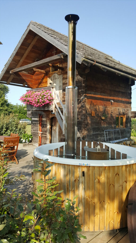 Spa couple bain nordique privatif chauffé du chalet le gite le 1780. Location de vacances ou un week-end couple détente au calme de la campagne proche de la montagne.